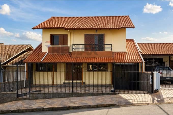Casa com 333 m², 4 dormitórios, piscina e frente para o Parque Linear no Petrópolis