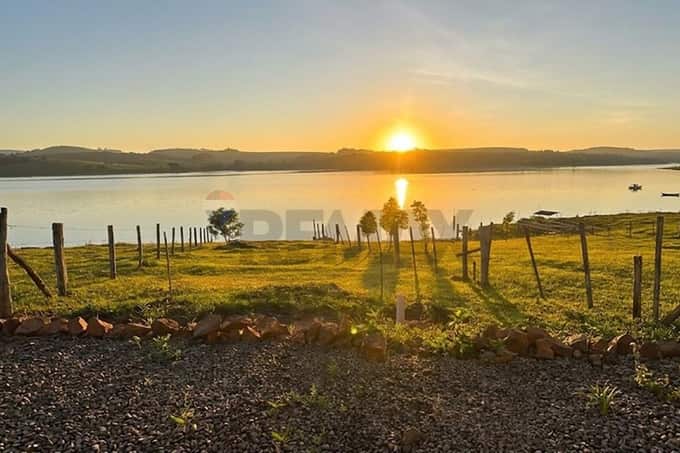 TERRENO NA BARRAGEM DE ERNESTINA COM QUIOSQUE E ACESSO A AGUA.
